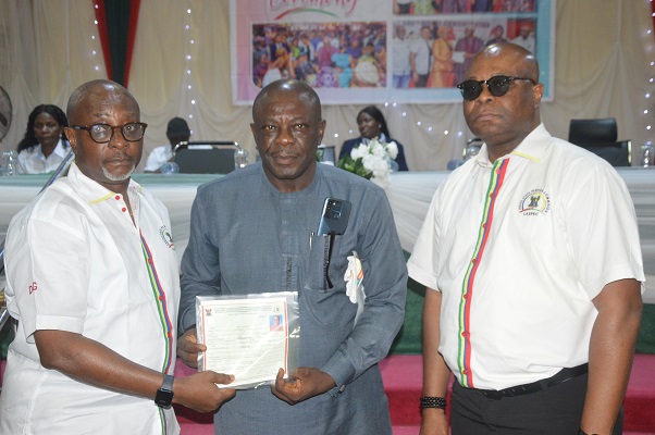 Laspec DG and ED present the bond certificate to a retiree